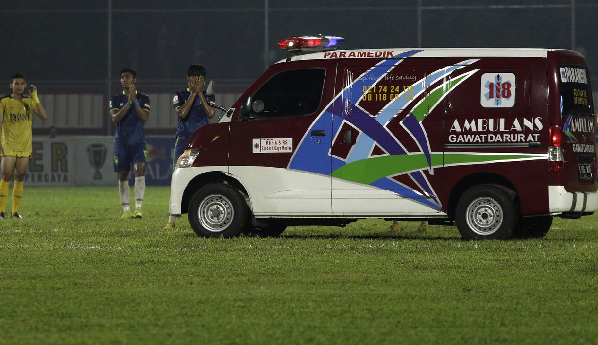 Ambulans membawa bek Bhayangkara FC, Jajang Mulyana, saat melawan PSIS Semarang pada laga Piala Indonesia di Stadion PTIK, Jakarta, Selasa (19/2). Akibat kejadian itu Jajang langsung dilarikan ke rumah sakit. (Bola.com/Yoppy Renato)