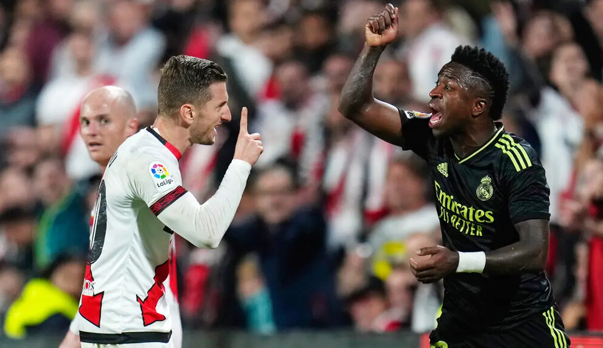 Pemain Real Madrid Vinicius Junior (kanan) berdebat dengan pemain Rayo Vallecano Ivan Balliu pada pertandingan sepak bola Liga Spanyol di Stadion Vallecas, Madrid, Spanyol, 7 November 2022. Rayo Vallecano mengalahkan Real Madrid dengan skor 3.2. (AP Photo/Manu Fernandez)