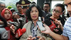Ketua Pengadilan Negeri Sidoarjo Ifa Sudewi memberikan keterangan pers usai diperiksa KPK, Jakarta, Rabu (22/6). Hakim Ifa diperiksa terkait dugaan kasus suap Panitera PN Jakut untuk tersangka Bertha Natalia Ruruk Kariman.(Liputan6.com/Helmi Afandi)