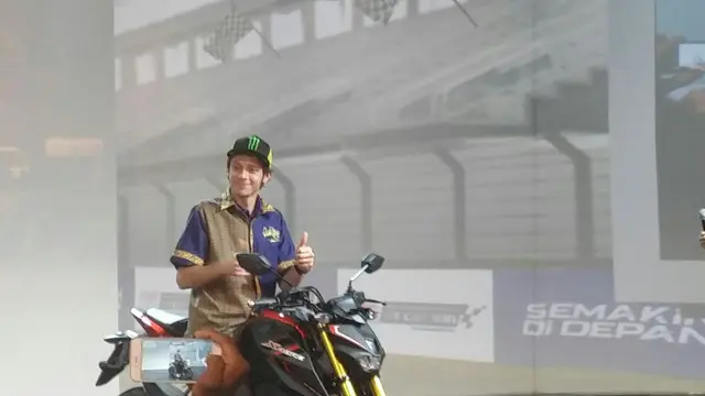 Pebalap MotoGP asal Italia, Valentino Rossi hadir saat peluncuran 2 motor baru Yamaha yaitu, Yamaha Xabre dan Mio Z di Bali, Selasa (26/1/2016).