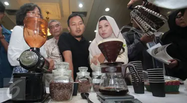 Pemerintah menggelar minum kopi gratis di Gedung Kementerian Perindustrian, Jakarta, Kamis (1/10/2015). Acara bagi-bagi kopi gratis ini dalam rangka Pencanangan Hari Kopi Internasional yang jatuh pada tanggal 1 Oktober. (Liputan6.com/Angga Yuniar)