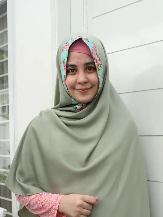 Bagi Risty Tagor, pertemuan antara anaknya dengan Stuart Collin tak masalah walaupun hanya sebentar saja. Namun Stu tak kunjung datang padahal Risty Tagor telah memandikan dan mendandani Arkarna untuk bertemu ayahnya itu. (Andy Masela/Bintang.com)