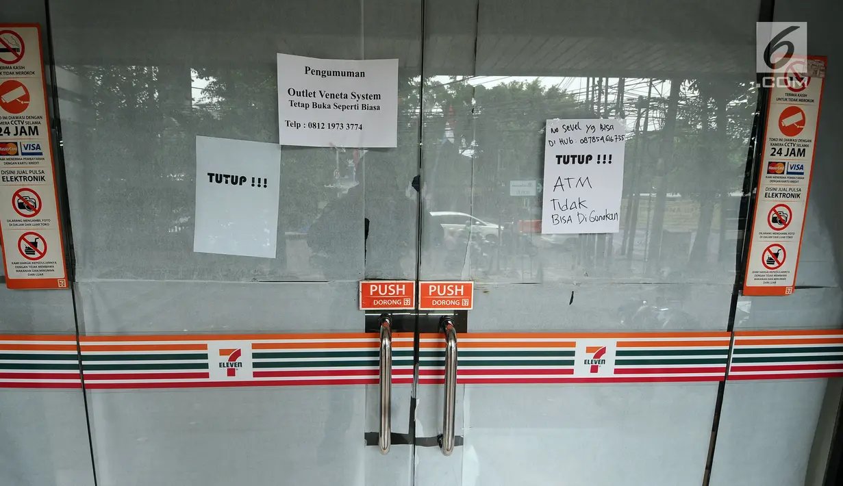 Tulisan pengumanan terpampang di kaca gerai 7-Eleven di kawasan Jalan Kapten Tendean,  Jakarta, Sabtu (24/6). Penutupan seluruh gerai 7-Eleven di Indonesia akan dilakukan 30 Juni 2017.  (Liputan6.com/Helmi Fithriansyah)