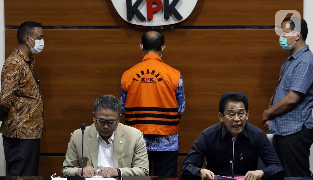 Wakil Ketua Komisi Pemberantasan Korupsi (KPK), Johanes Tanak (kedua kanan) saat menyampaikan rilis penahanan Hakim Agung, Gazalba Saleh di Gedung Merah Putih KPK, Jakarta, Kamis (8/12/2022). Gazalba Saleh ditahan usai penyidik melakukan pemeriksaan. Gazalba ditahan di Rumah Tahanan (Rutan) KPK Pomdam Jaya, Jakarta Selatan, selama 20 hari ke depan. (Liputan6.com/Helmi Fithriansyah)