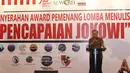 Anggota Dewan Pertimbangan Presiden (Wantimpres) Sidarto Danusubroto menyampaikan kata sambutan saat hadir dalam acara penyerahan hadiah lomba menulis bertajuk 'Pencapaian Jokowi' di Jakarta, Selasa (16/8). (Liputan6.com/Immanuel Antonius)