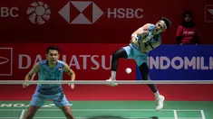 Ganda putra terbaik Indonesia saat ini, Fajar Alfian/Muhammad Rian Ardianto yang diunggulkan di tempat ketiga berhasil memenangi perang saudara di babak perempatfinal Daihatsu Indonesia Masters 2024 setelah mengalahkan yuniornya, pasangan Muhammad Shohibul Fikri/Bagas Maulana dengn dua game langsung 21-13, 21-12. Di babak semifinal yang akan digelar Sabtu (27/1/2024), Fajar/Rian akan kembali terlibat perang saudara menghadapi The Babies, julukan pasangan Leo Rolly Carnando/Daniel Marthin yang mentas di 4 besar setelah mengalahkan pasangan Denmark, Daniel Lundgaard/Mads Vestergaard. (Bola.com/Bagaskara Lazuardi)