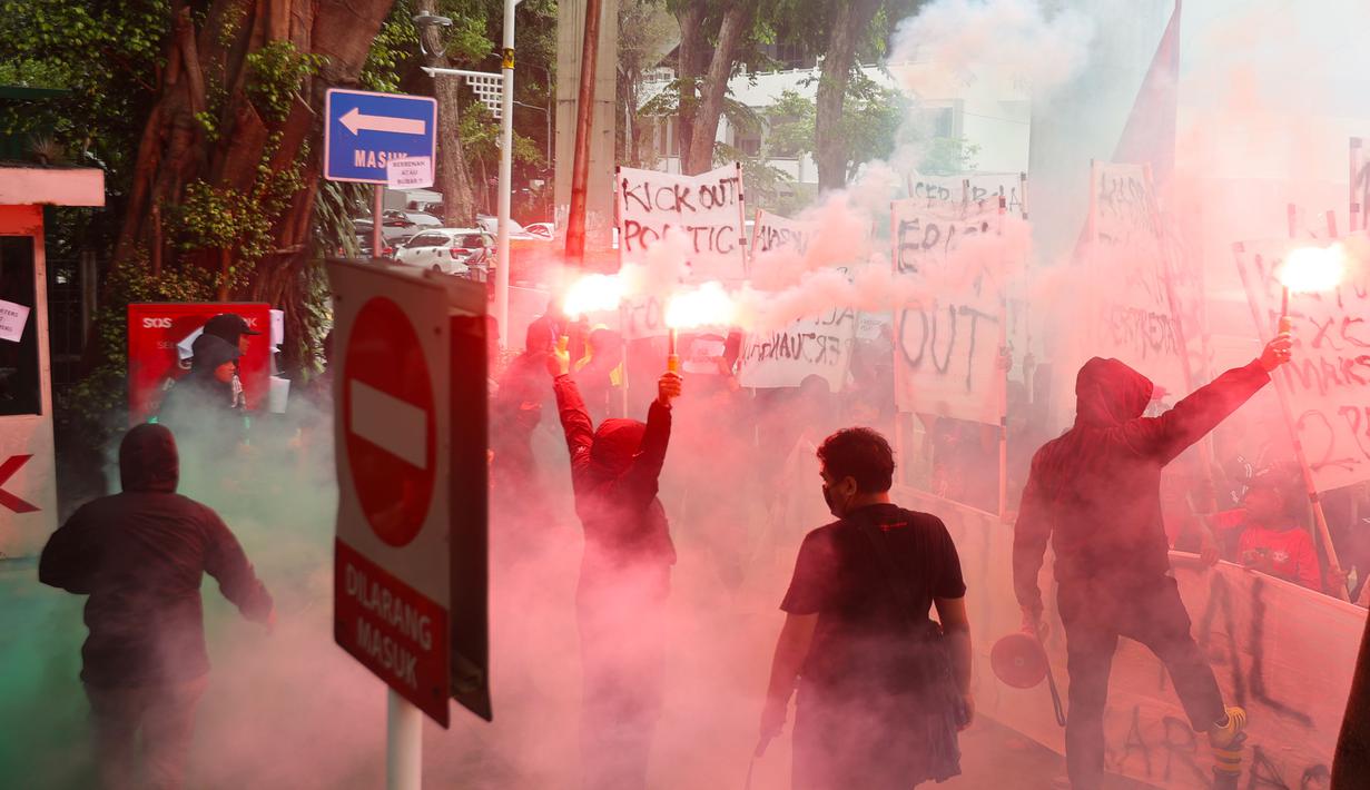 Saat berunjuk rasa, mereka juga menyalakan petasan berjenis flare dan kembang api. Tampak dalam foto, suporter timnas Indonesia, Ultras Garuda, saat menggelar aksi unjuk rasa di depan Kantor PSSI, GBK Arena, Senayan, Jakarta Pusat, Jumat (14/11/2025). (Bola.com/M Iqbal Ichsan)