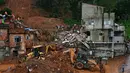 Kota Juiz de Fora menjadi wilayah terdampak paling parah, tercatat sedikitnya terdapat 18 korban. Tampak dalam foto, tim penyelamat mencari korban di tengah reruntuhan setelah tanah longsor akibat hujan lebat di lingkungan Barrio Parque Jardim Burnier, Juiz de Fora, Negara Bagian Minas Gerais, Brasil, pada 24 Februari 2026. (Pablo PORCIUNCULA/AFP)