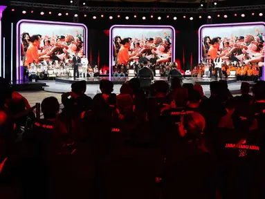 Tiga pasang calon gubernur dan calon wakil gubernur, Ridwan Kamil-Suswono, Dharma Pongrekun-Kun Wardana, dan Pramono Anung-Rano Karno saat mengikuti debat ketiga Pemilihan Kepala Daerah Jakarta 2024 di Golden Ballroom Hotel Sultan Jakarta, Minggu (17/11/2024). (Liputan6.com/Herman Zakharia)