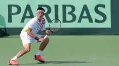 Petenis Indonesia, David Agung Susanto mencoba mengembalikn bola ke petenis Filipina pada Piala Davis 2018 grup dua Asia/Oceania di Senayan, Jakarta, Sabtu (3/2/2018). David menang 6-2, 7-5. (Bola.com/Nick Hanoatubun)