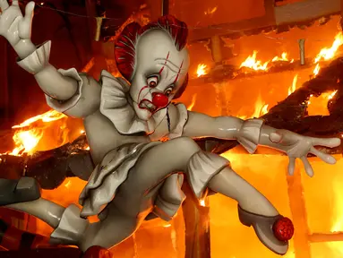 Ninot, boneka berukuran kecil, dibakar pada malam terakhir Festival Fallas di Valencia, Spanyol, Selasa (19/3). Las Fallas adalah festival budaya yang diselenggarakan oleh warga Valencia pada 15 sampai 19 Maret setiap tahunnya. (AP/Alberto Saiz)