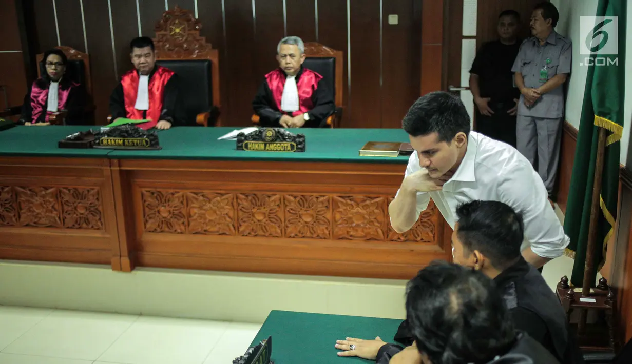 Artis Steve Emmanuel (kanan) berbincang dengan kuasa hukumnya saat sidang putusan kasus narkoba di Pengadilan Negeri Jakarta Barat, Selasa (16/7/2019). Steve divonis lebih ringan dari tuntutan jaksa karena menyesali perbuatannya. (Liputan6.com/Faizal Fanani)