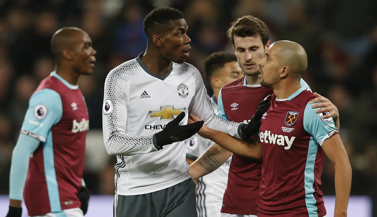 West Ham vs Manchester United. (2/1/2017). Gelandang West Ham, Sofiane Feghouli berdebat dengan gelandang Manchester United, Paul Pogba usai mendapat kartu merah dari wasit Mike Dean karena dianggap melakukan tekel keras terhadap bek Phil Jones. (AFP/Adrian Dennis)