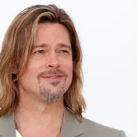 Dalam sebuah acara jalan-jalan keluarga ke Glendale, California, Brad Pitt memamerkan tato di lengan kanannya. (Bintang/APE)