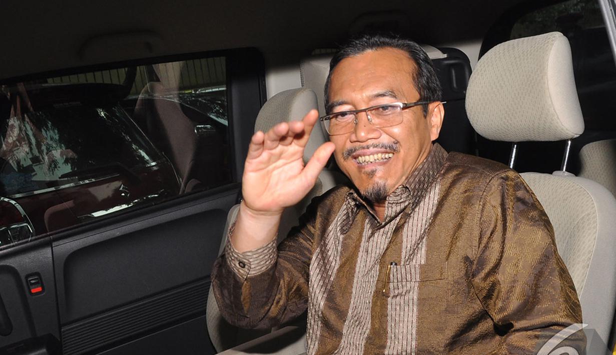 Suswono segera memasuki mobil yang telah menjemputnya usai melaporkan harta kekayaannya kepada KPK, Jakarta, Kamis (30/10/2014). (Liputan6.com/Miftahul Hayat)