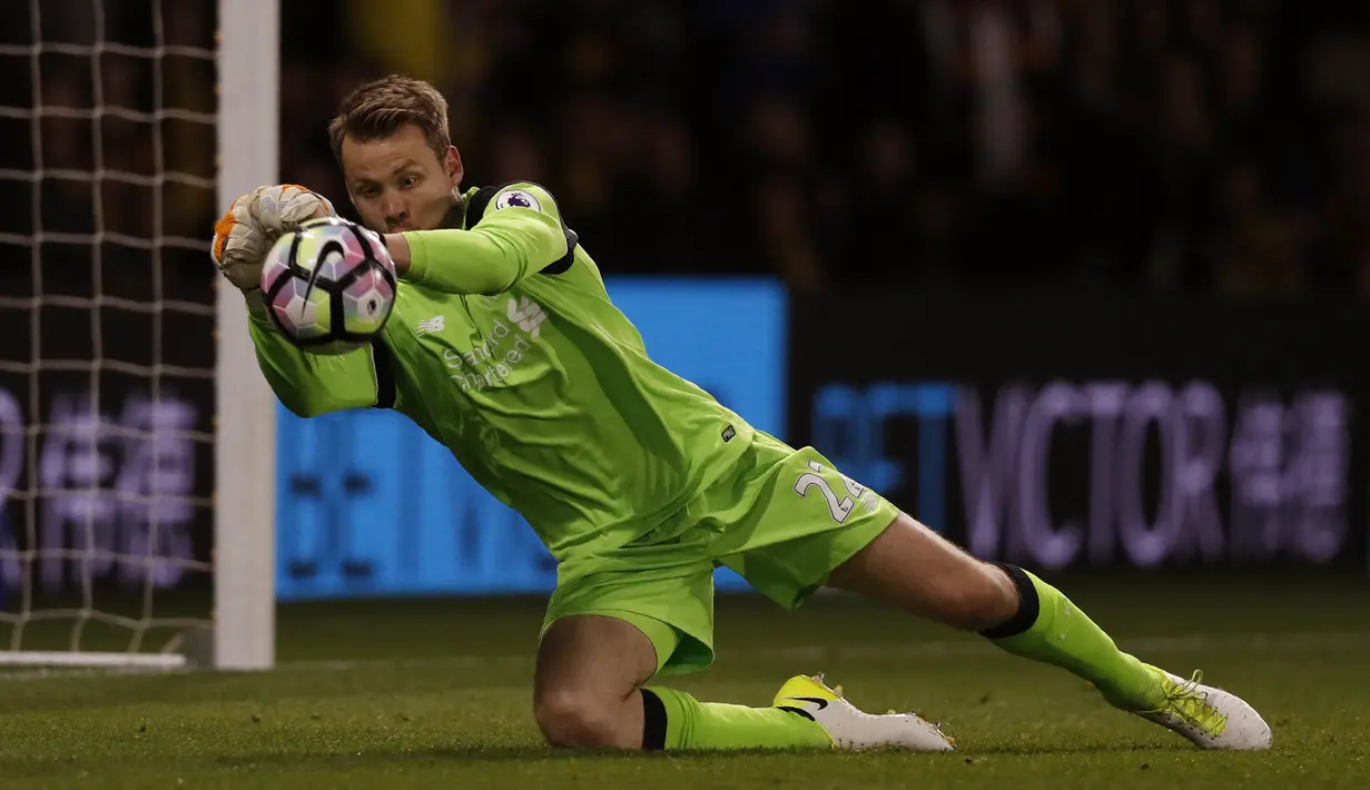 Simon Mignolet. Kiper yang telah hijrah ke Liga Belgia bersama Club Brugge sejak 2019/2020 usai memperkuat Liverpool ini mampu menyelamatkan 10 tendangan penalti dari 28 kesempatan. Bersama Liverpool dan Sunderland, ia total tampil dalam 245 laga mulai 2010/2011 hingga 2018/2019. (AFP/Adrian Dennis)