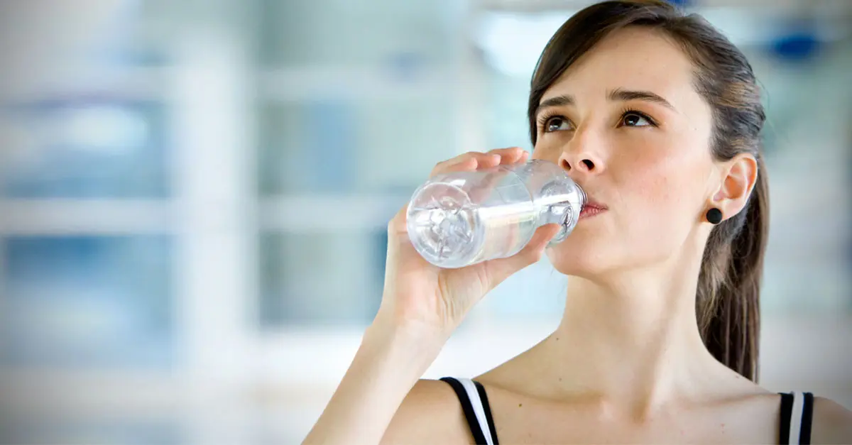 Simak alasan minum air putih sebelum tidur bisa bikin berat badan kamu turun. (Sumber Foto: CureJoy)