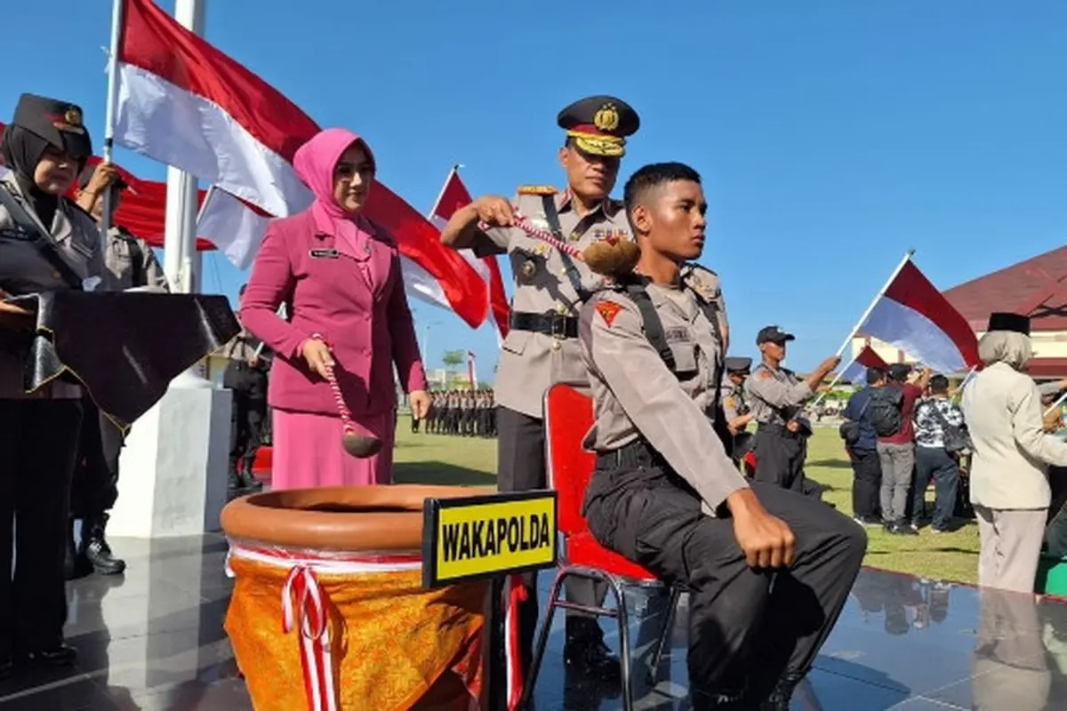 Wakapolda Riau Brigjen Kasihan Rahmadi menyiramkan air kepada calon bintara polisi yang mengikuti pendidikan di Sekolah Polisi Negara Polda Riau.