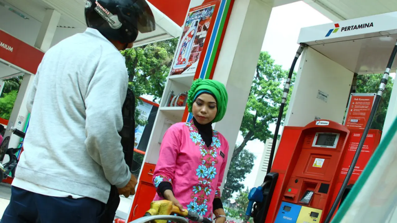 Memperingati hari Kartini, Petugas SPBU Pakai Kebaya (Liputan6.com/Reza Perdana)