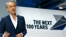 Wakil Presiden Desain Senior BMW, Adrian van Hooydonk saat memaparkan visi BMW untuk 100 tahun ke depan, Munich, Jerman, Senin (7/3/2016). BMW menghadirkan mobil konsep 'Vision Next 100' saat HUT BMW ke-100. (Reuters/ Michael Dalder)