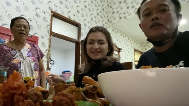 6 Momen Nathalie Holscher Kunjungi Ibu Sule, Langsung Dekat dan Akrab