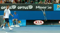 Petenis Serbia Viktor Troicki saat melihat seekor burung yang  mendarat di lapangan tenis ketika berlangsungnya gelaran  turnamen tenis Australia Terbuka di Melbourne Park, Australia, Selasa (19/1). (REUTERS / Tyrone Siu)
