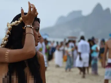 Sebuah ritual untuk Dewi Laut digelar di Pantai Arpoador, Rio de Janeiro, Brasil, Senin (2/2/2015). (AFP Photo/Yasuyoshi Chiba)