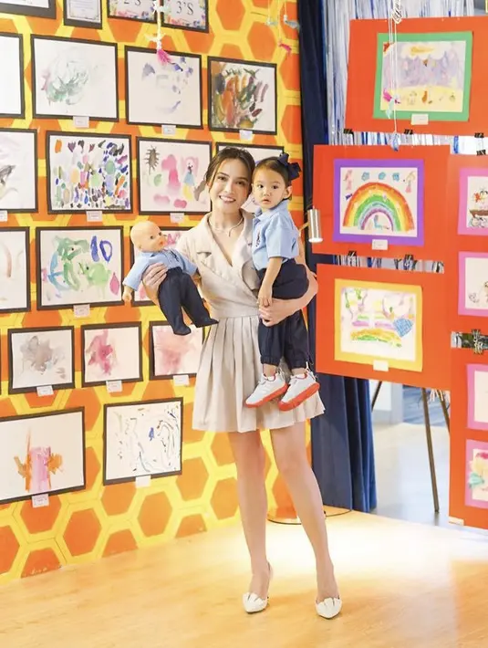 Namun saat ada acara sekolah, Shandy tampil semi formal dengan mini dress pleated cokelat dipadukan heels pulmpnya.(@shandyaulia)