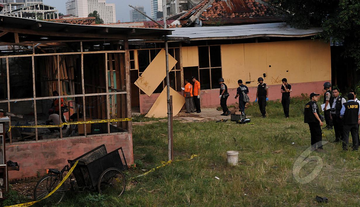 Lokasi tempat terjadinya ledakan di kawasan Tanah Abang, Jakarta Pusat, Rabu (8/4/2015). Tampak polisi sedang melakukan olah TKP. Akibat dari ledakan ini empat orang dikabarkan terluka. (Liputan6.com/Johan Tallo)