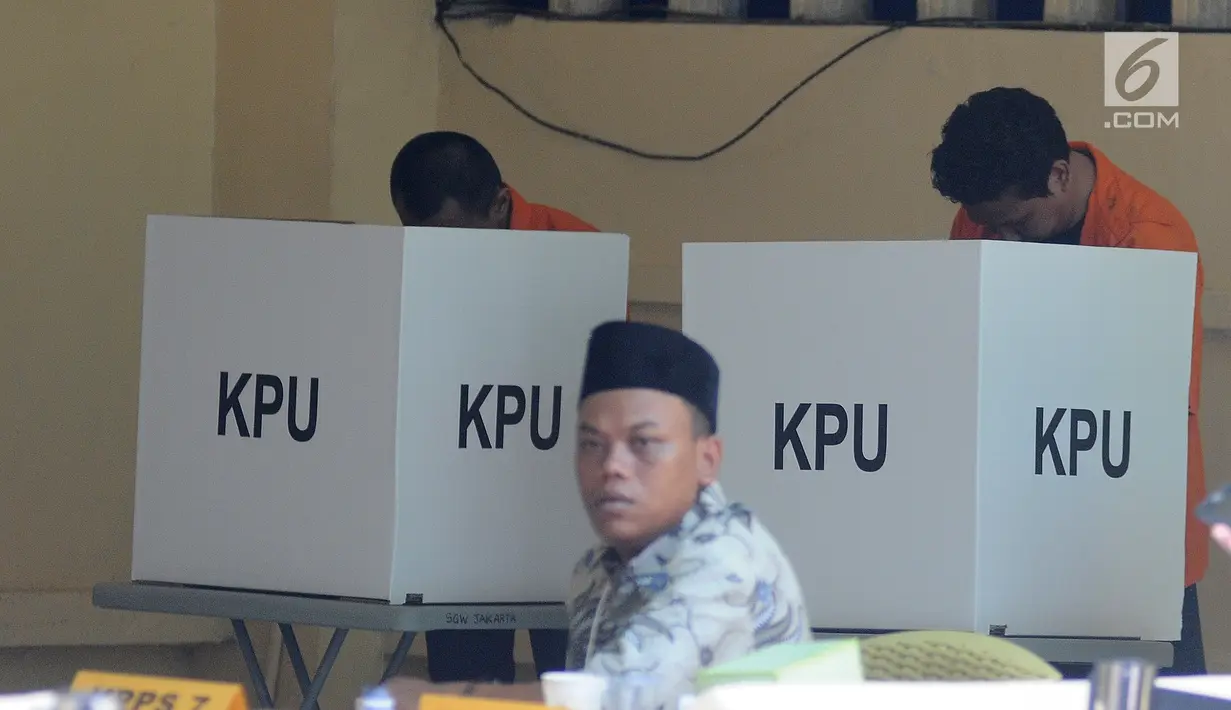 Tahanan melakukan pencoblosan di TPS 15 Rutan Polda Metro Jaya, Jakarta, Rabu (17/4). Para tahanan dengan tertib mengikuti prosesi pencoblosan. (Liputan6.com/Herman Zakharia)