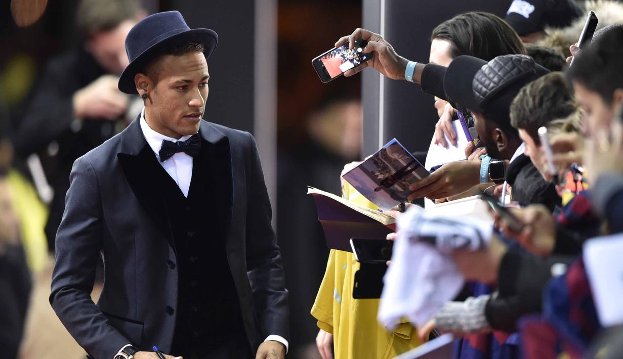  Neymar memiliki kekayaan sekitar € 80 juta euro, dan terikat kontrak dengan Barcelona dari 2013 hingga 2018 dengan bayaran  € 8.8 juta euro/tahun selain itu Neymar juga menjadi bintang iklan sejumlah produk terkenal. (AFP/Michael Buholzer)