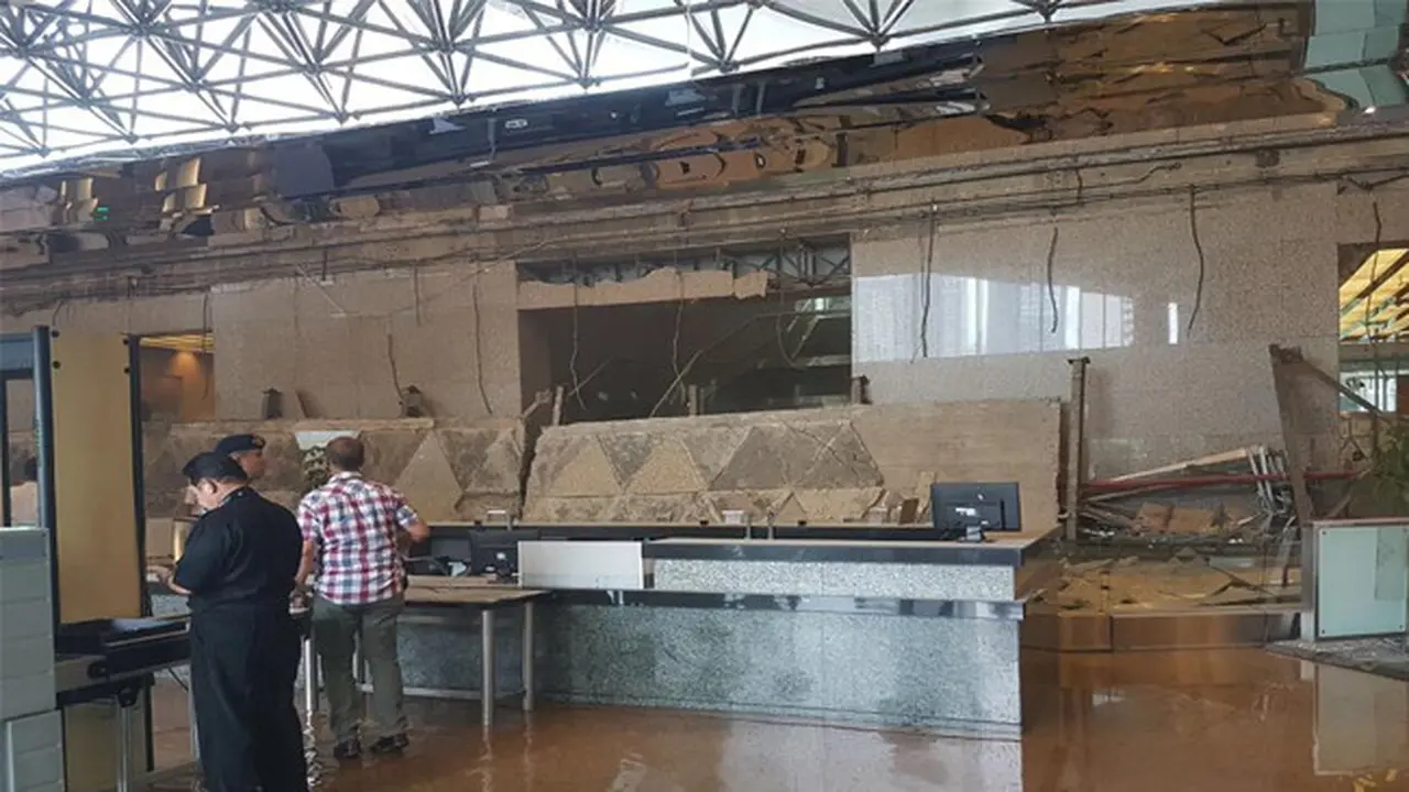 Potret Ambruknya Atap Balkon Gedung BEI Bidikan Warganet