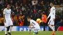 Para pemain AS Roma tampak kecewa usai ditaklukkan Liverpool pada leg pertama semifinal Liga Champions di Stadion Anfield, Selasa (24/4/2018). Liverpool menang 5-2 atas AS Roma. (AP/Dave Thompson)