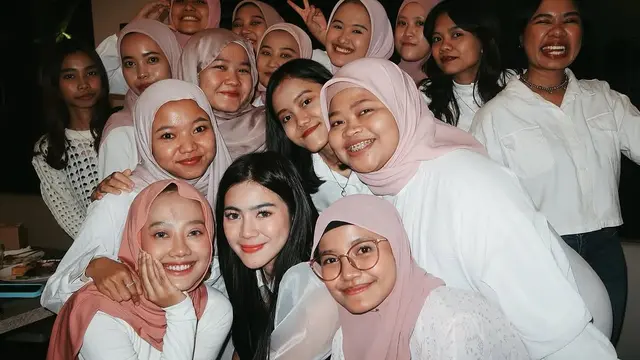 Potret 6 Artis Buka Puasa Bareng Fans, Momen Kekeluargaannya Terasa
