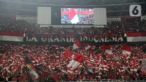 Salah satu kelompok suporter fanatik Timnas Indonesia, La Grande dengan penuh semangat memberikan dukungan pada laga Timnas Indonesia vs Bahrain. (Liputan6.com/Angga Yuniar)