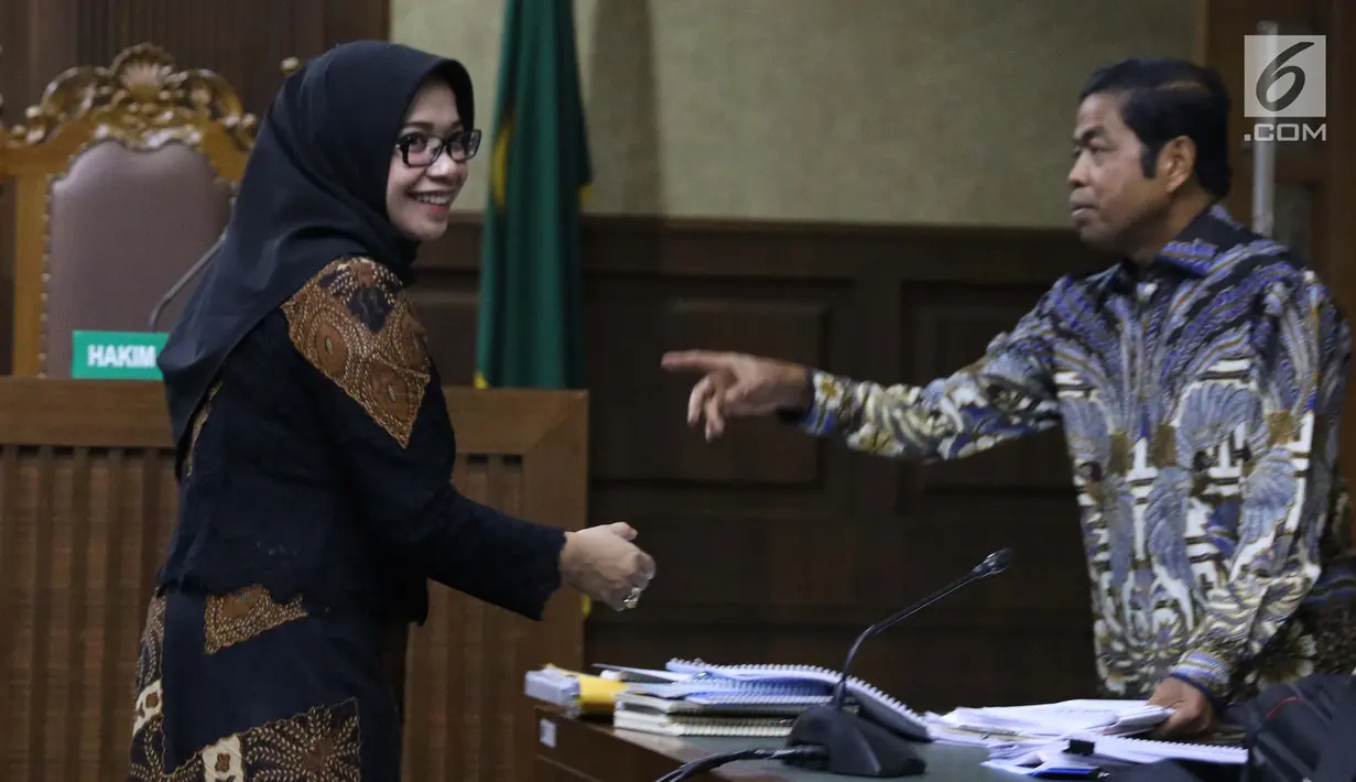 Eni Maulani Saragih (kiri) saat jeda menjadi saksi pada sidang lanjutan dugaan suap kesepakatan kontrak kerja sama pembangunan PLTU Riau-1 dengan terdakwa Idrus Marham di Pengadilan Tipikor, Jakarta, Selasa (29/1). (Liputan6.com/Helmi Fithriansyah)
