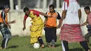 Penduduk desa bermain sepak bola dengan mengenakan sarung saat merayakan HUT ke-74 RI di Blang Pidie provinsi Aceh (17/8/2019). Indonesia merayakan kemerdekaan yang ke-74 dari pemerintahan kolonial Belanda. (AFP Photo/Chaideer Mahyuddin)