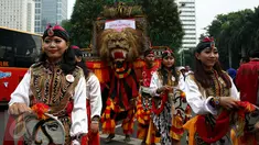 Sejumlah penari Reog Ponorogo adat Ponogoro menghibur pengunjung Car Free Day di Bundaran HI, Jakarta, Minggu (27/11).  Tarian ini sebagai bentuk solidaritas saling menghargai satu sama lain. (Liputan6.com/Johan Tallo)
