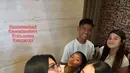 Maria Theodore merupakan sahabat Azizah Salsha. Wajar jika beberapa momen ia terlihat bersama Arhan. Arhan berusaha untuk bergaul dengan circle pertemanan Azizah Salsha termasuk berteman dengan Maria. (Liputan6.com/IG/mariatheodoree)