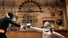 Musumeci Greco berdiri sejak tahun 1878 dan merupakan salah satu sekolah anggar tertua di dunia dan disebut sebagai padepokan anggar Italia. (AFP/Alberto Pizzoli)