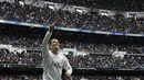 Ekspresi striker Real Madrid, Cristiano Ronaldo, setelah mencetak gol ke gawang Valencia dalam laga La Liga Spanyol di Stadion Santiago Bernabeu, Madrid, (8/5/2016). (AFP/Javier Soriano)