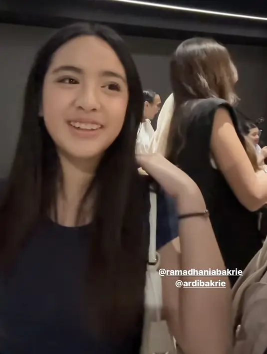 Dalam video tersebut, Mikhayla pun memerlihatkan wajah natural yang pas dengan tampilan remaja dirinya. Terlihat ia pun mengenakan behel transparan. [@tya_ariestya]