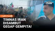 Ratusan pendukung Timnas Iran menyambut kedatangan skuad Team Melli di Bandara Internasional Los Angeles, Amerika Serikat, Minggu waktu setempat. Kehadiran para suporter memberikan dukungan moral bagi tim asuhan Amir Ghalenoei yang akan memulai perju...