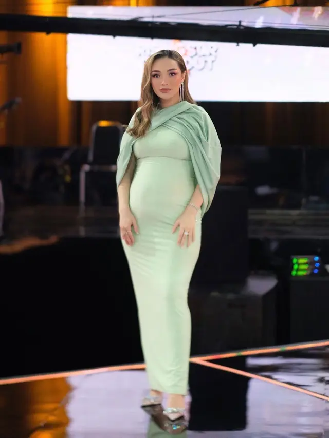 6 Potret Zaskia Gotik Pamer Baby Bump yang Makin Membesar saat Manggung