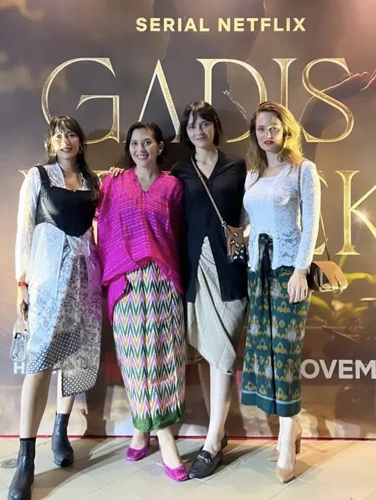 Hanna Al Rashid tampil mengenakan atasan baju kurung fuschia yang serasi dengan stiletto heels velvetnya. Dipadukan kain colorfulnya. [@nadinealexandradewi]