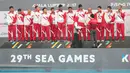 Altet polo air putra Indonesia saat menerima medali perak di SEA Games XXIX di National Aquatic Centre, Kuala Lumpur, Minggu (20/8). Tim Polo Air Indonesia menang dengan skor 12-5 atas Filipina. (Liputan6.com/Faizal Fanani)