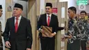 Ketua Umum PSSI Mochamad Iriawan (kiri) bersama pemain naturalisasi Shayne Pattynama (tengah) saat acara pengambilan sumpah menjadi Warga Negara Indonesia (WNI) di Kanwil Kemenkumham DKI Jakarta, Selasa (24/1/2023). Shayne Pattynama diproyeksikan untuk memperkuat Timnas Indonesia pada Piala Asia 2023 mendatang. (Liputan6.com/Angga Yuniar)