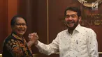 Menteri PPPA, Yohana Yembise bersalaman dengan Ketua MK Anwar Usman di Gedung MK, Jakarta, Rabu (26/12). Menteri Yohana mengapresiasi putusan MK atas Judicial Review batas minimal usia perkawinan untuk prempuan. (Liputan6.com/Herman Zakharia)