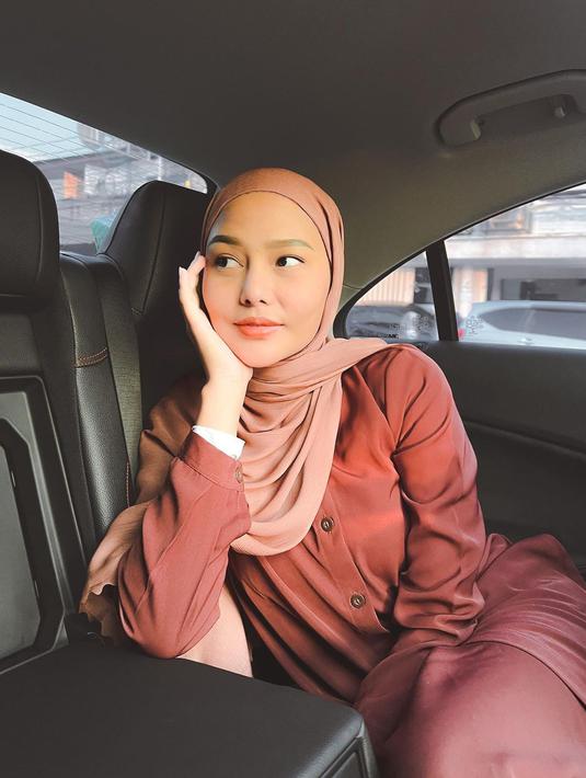 Selebgram Dara Arafah yang pernah ribut dengan Lucinta Luna sedang berduka. Pasalnya, brankas berisi aset berharga miliknya dicolong mantan pembantu berusia 52 tahun. Dara Arafah tak menjelaskan detail soal apa saja isi brankas. Yang jelas, pesohor dengan 2,8 jutaan pengikut ini menangis saat tahu aksi bekas pembantu terekam kamera pengawas. (Foto: Dok. Instagram @daraarafah)