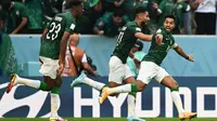 Selebrasi pemain Arab Saudi usai menjebol gawang Argentina di pertandingan Grup C Piala Dunia Qatar 2022 yang berlangsung di Stadion Lusail, Doha, Selasa (22/11/2022). (AFP/Kirill Kudrayavtsev)